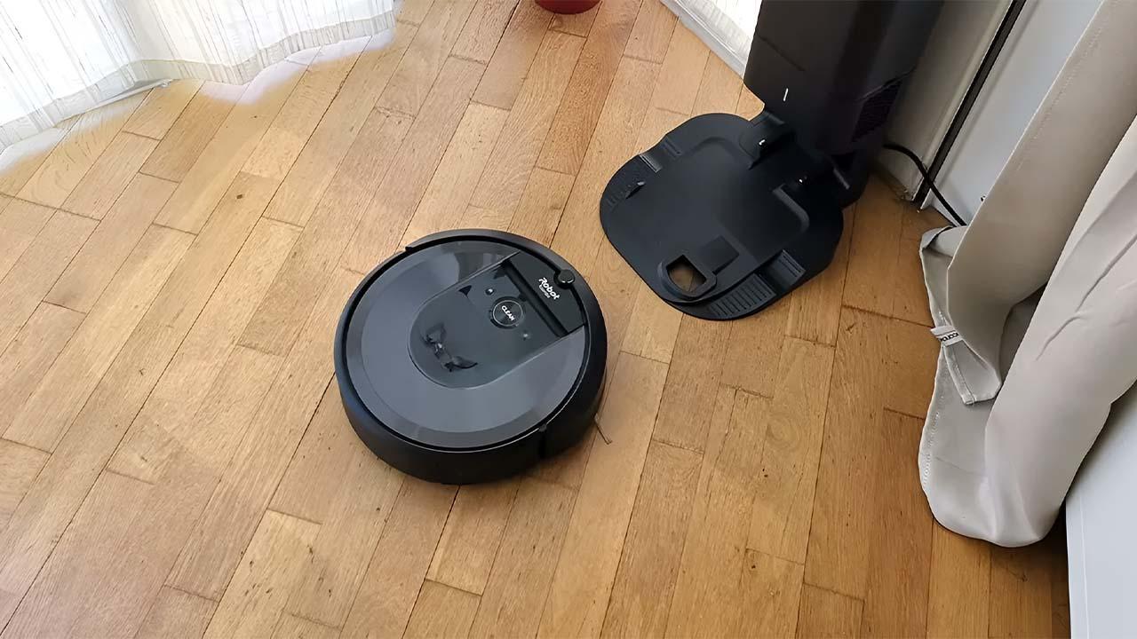 Este robot aspirador Roomba tira su precio al mínimo: aspira, friega y  filtra por menos de