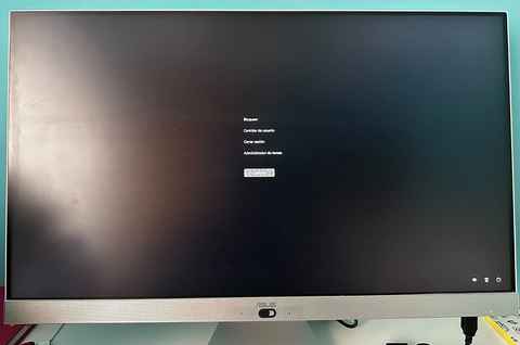 Monitor de ordenador con Windows 10, en el que aparece la pantalla