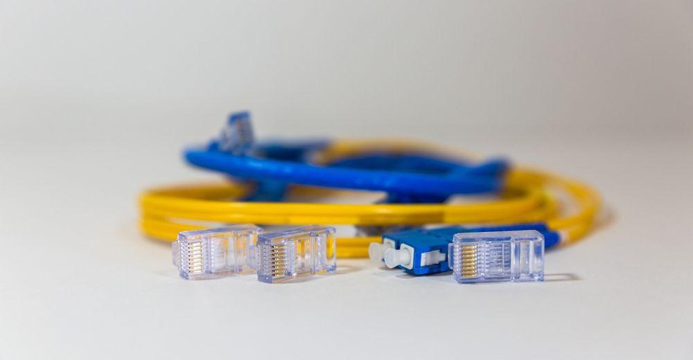Unos cables de conexión de fibra sobre una mesa