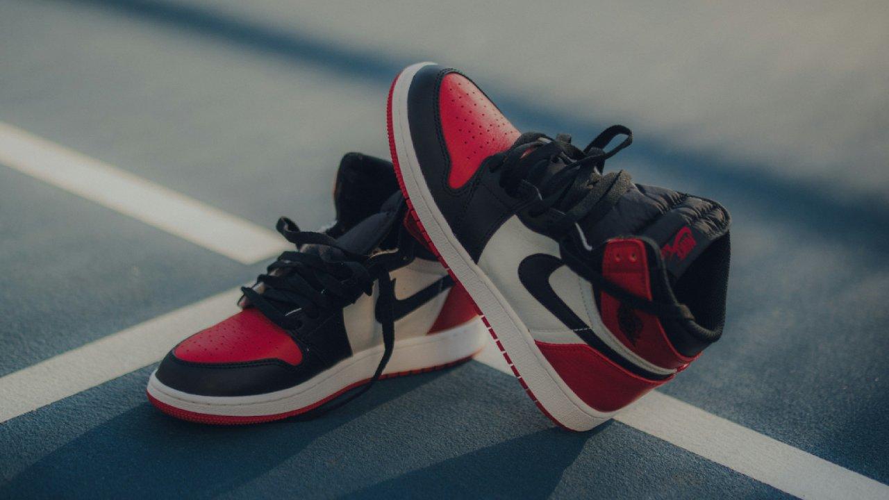 Unas zapatillas Nike colocadas en el suelo de una pista deportiva.
