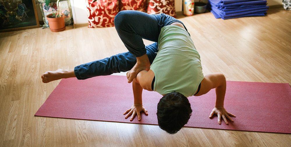 Sesión de yoga en la comodidad del hogar