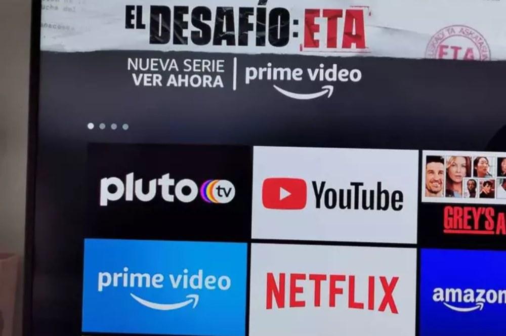 La app de Pluto TV en el menú de aplicaciones de una Smart TV junto a YouTube, Prime Video o Netflix.