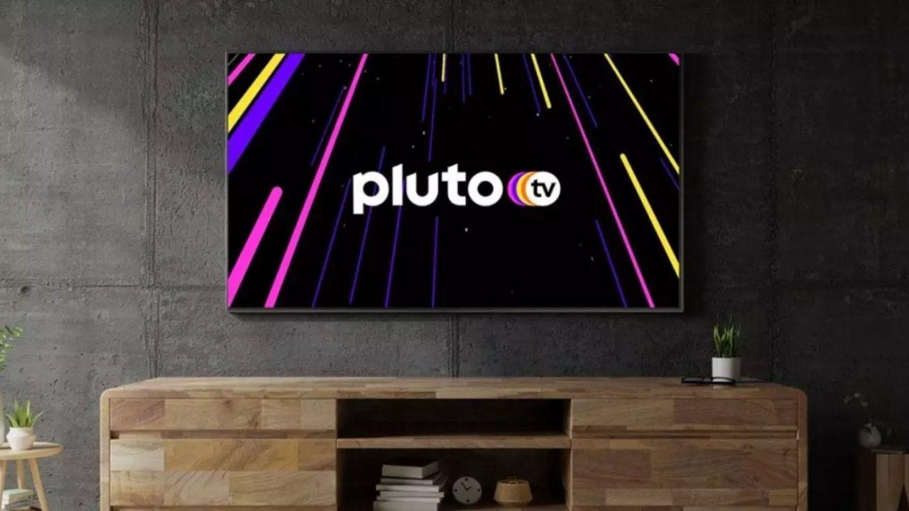 Una Smart TV en el salón con emisión de Pluto TV.