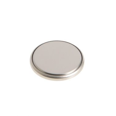 Las pilas de botón usadas se colocan con el contacto negativo hacia arriba.  baterías de gran tamaño. sobre fondo blanco.