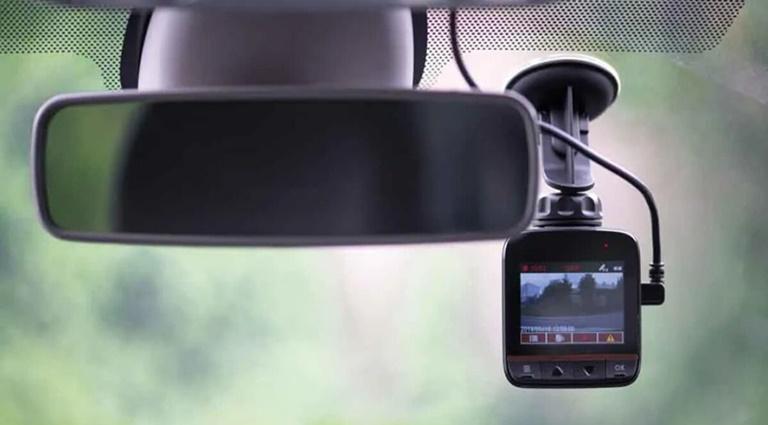 Se puede llevar cámara para grabar en el coche?