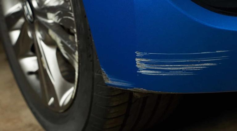 Cómo arreglar los arañazos de las molduras interiores del coche?