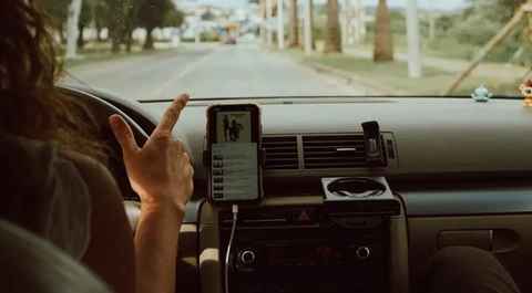 Cuál es la forma correcta de colocar el móvil en el coche para que no te  multe la DGT