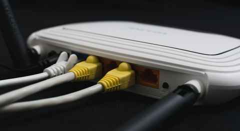 Qué cable de fibra óptica necesitas si el del router está roto, cortado o  mordido
