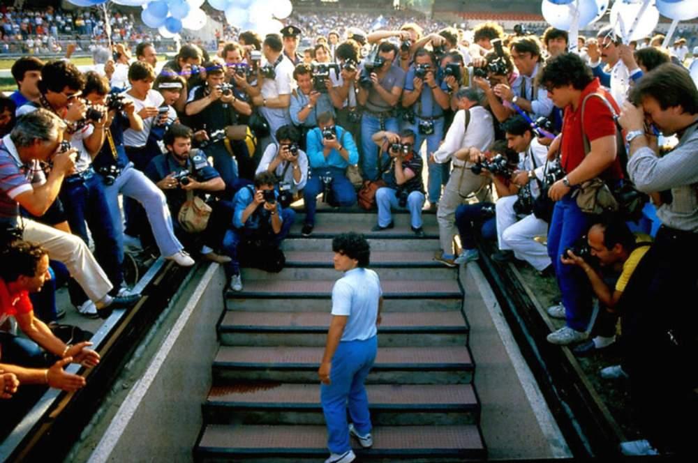 Diego Maradona entrando a un estadio de fútbol.