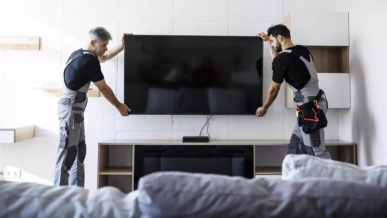 Respira profundo antes de conocer el problema de colgar un Smart TV en la  pared