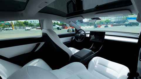 Controlar la TV o el cargador desde el coche eléctrico: el gran acuerdo de  Samsung con Tesla y Hyundai