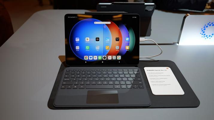 Tablet Xiaomi Pad 6S Pro presentado con sus dos accesorios