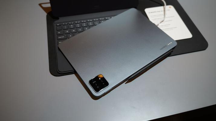 La tablet Xiaomi Pad 6S Pro sobre su teclado opcional