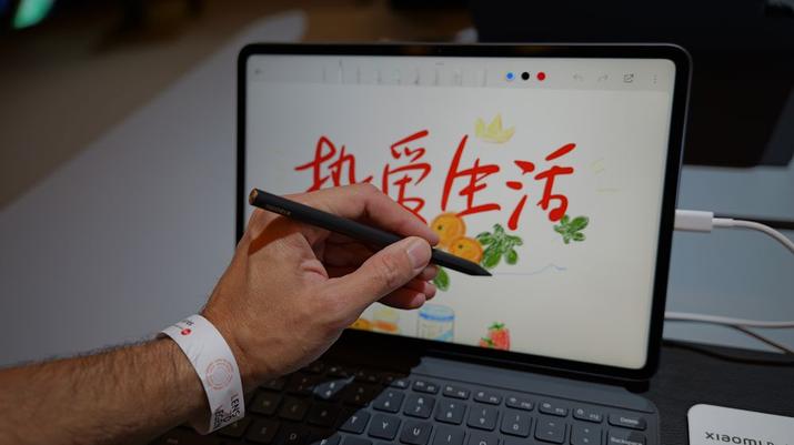 Trazando una línea en la pantalla del tablet Xiaomi Pad 6S Pro