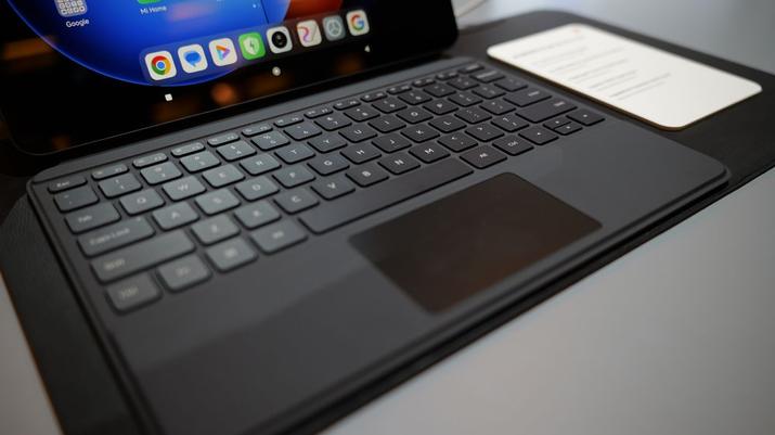 Foto del teclado con su touchpad del tablet Xiaomi Pad S6 Pro
