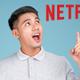 Chico contento levanta los dedos apuntando al logo de Netflix