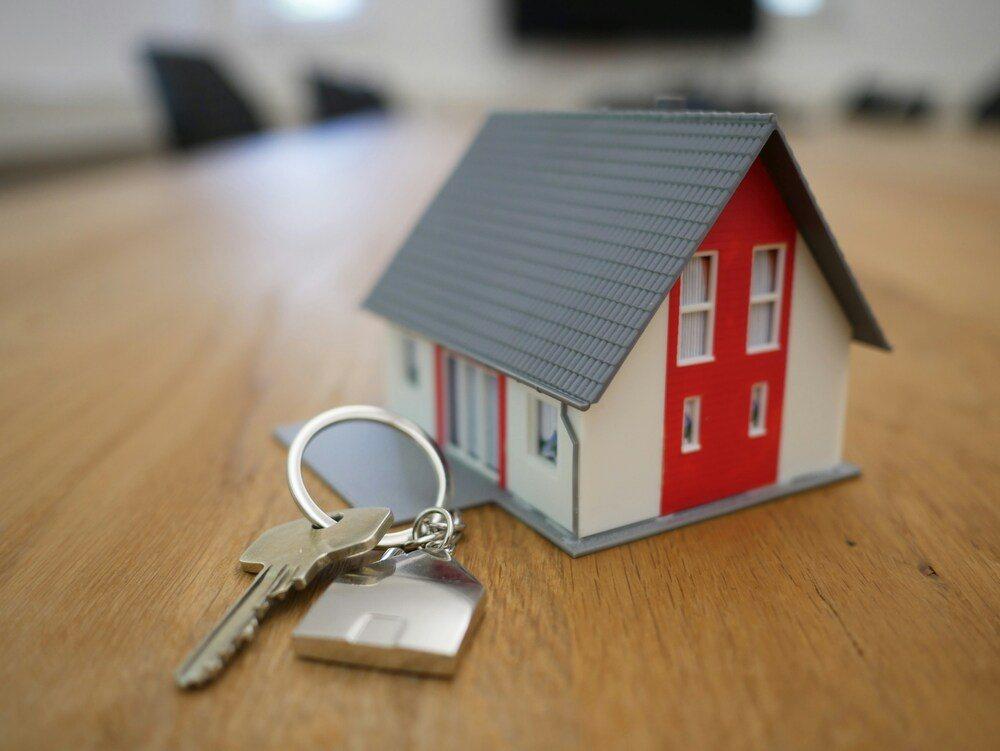 una casa con unas llaves
