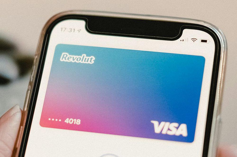 Una tarjeta de Visa Revolut en Apple Pay de iPhone.