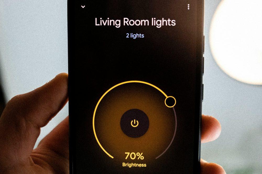 Modificar el brillo de las luces del salón en una smart house.