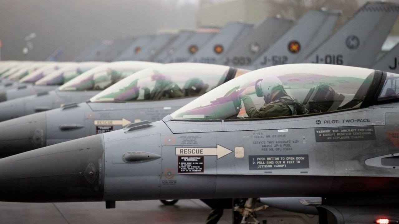 Un grupo de aviones F-16 de Ucrania preparando para despegar