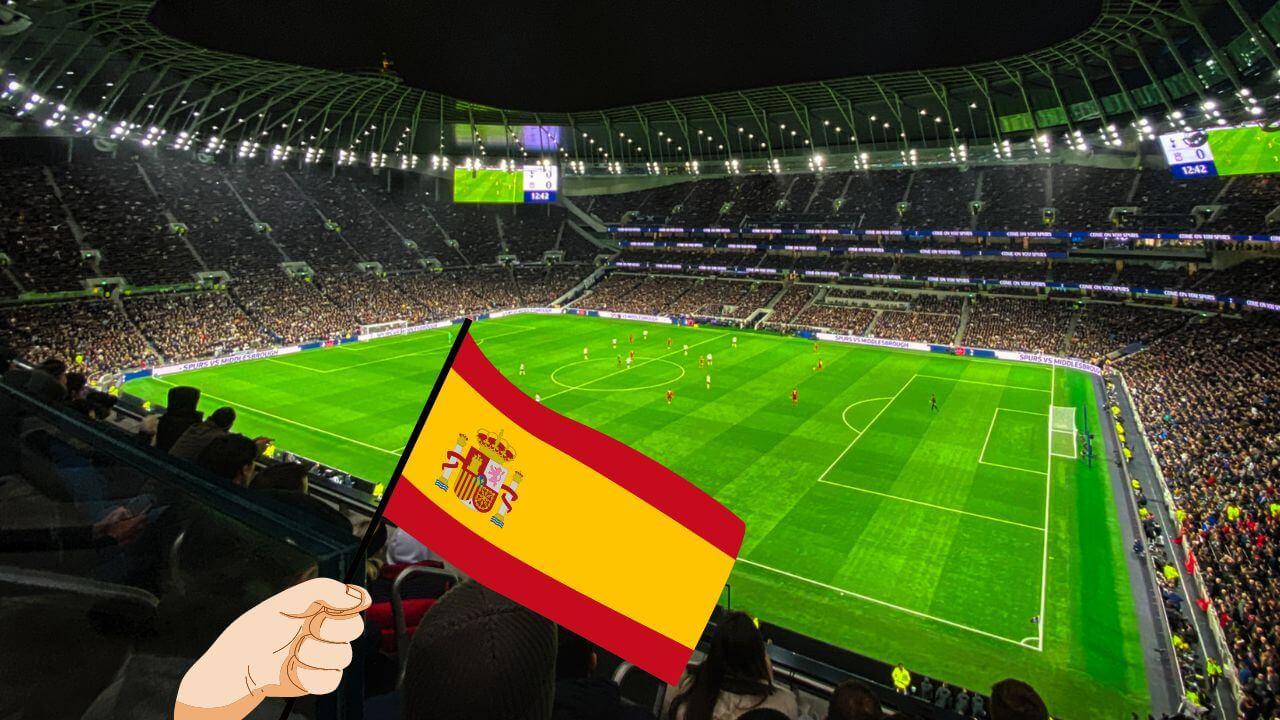 Un campo de fútbol y un banderín de España animando