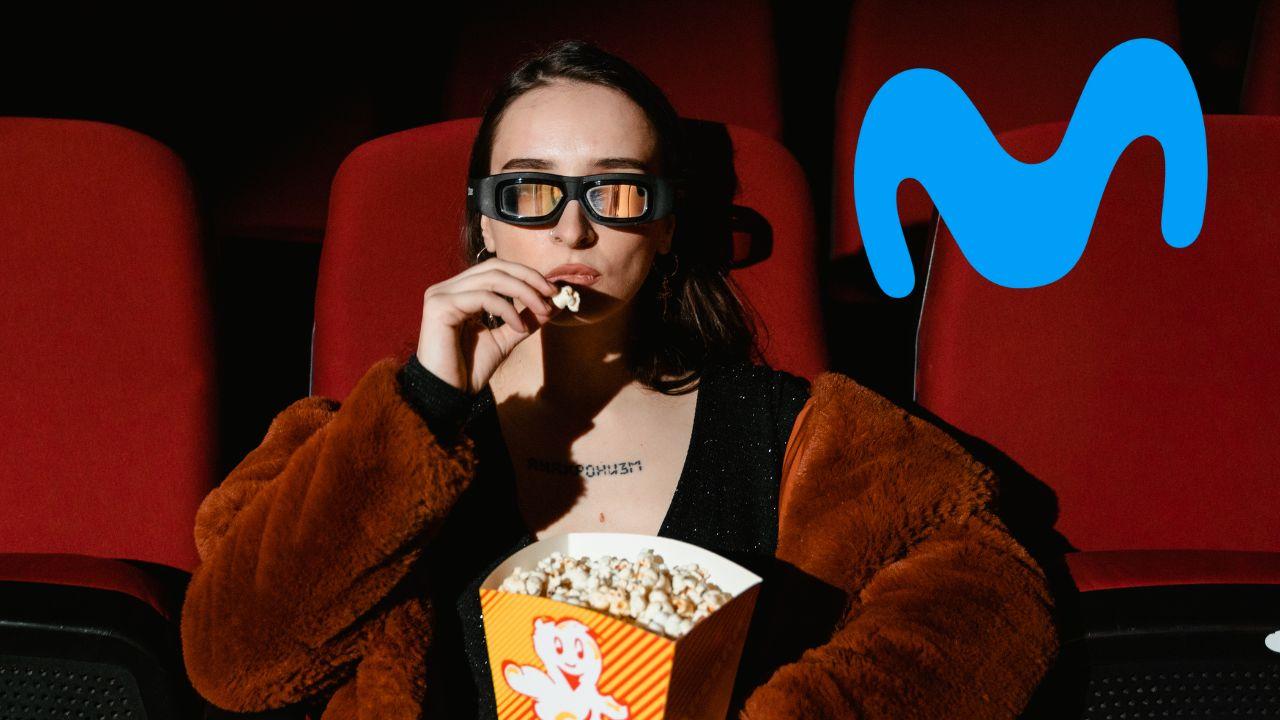 Una chica comiendo palomitas en la sala de cine y el logo de Movistar