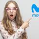 Una chica con gafas sorprendida apuntando con el dedo al logo de Movistar Plus+