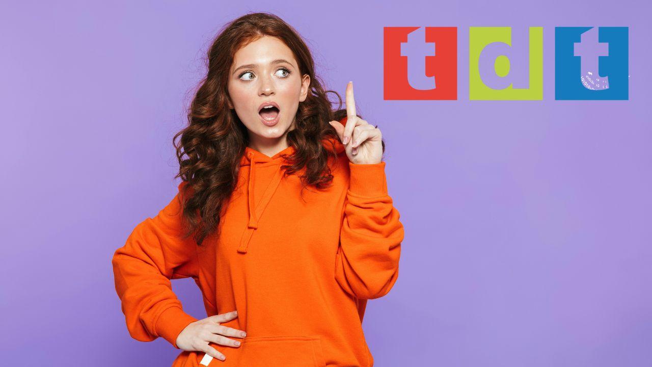 Una chica sorprendida apunta al logo de la TDT