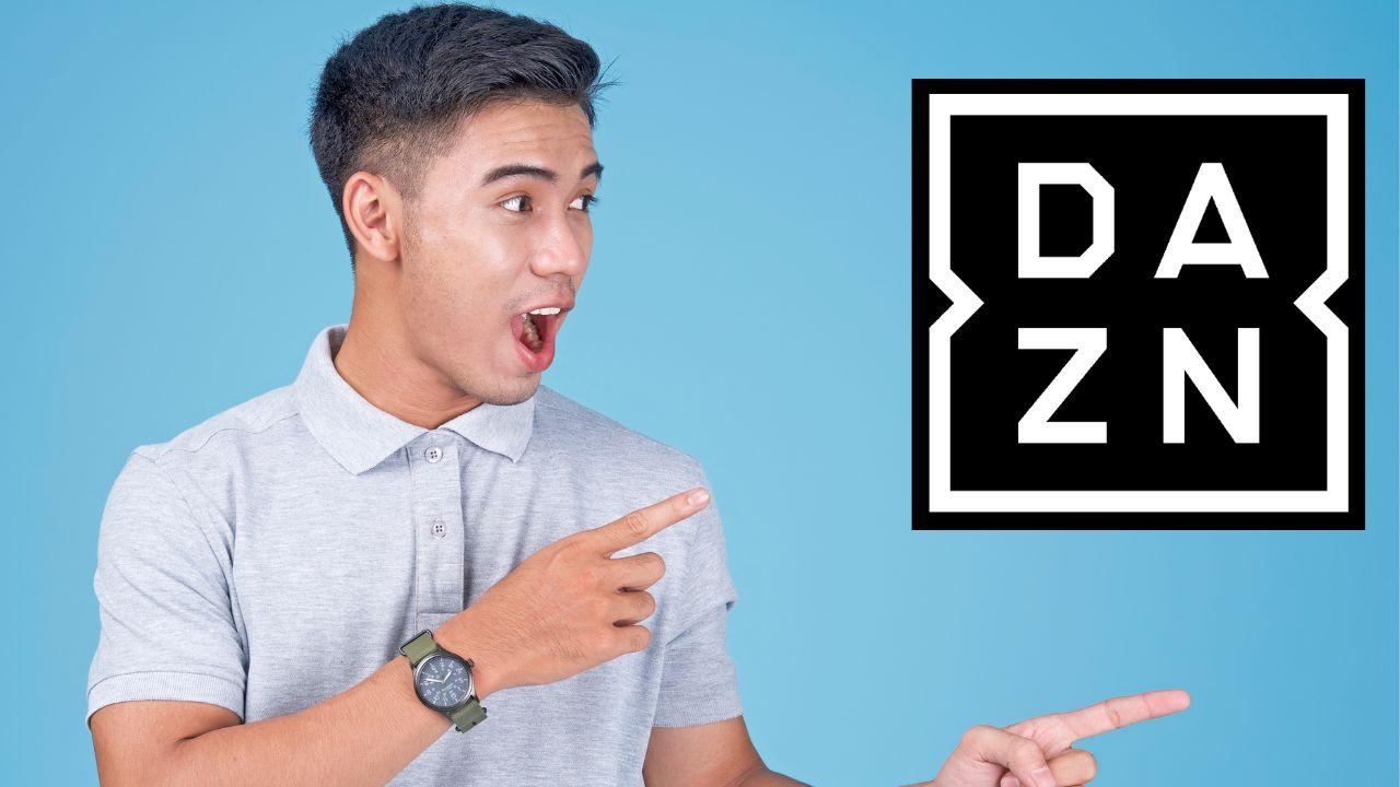 Un chico sorprendido apunta con las manos hacia el logo de DAZN