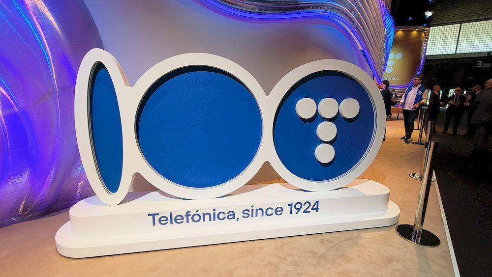 Logo de Telefónica modelo Since 1924 en un evento