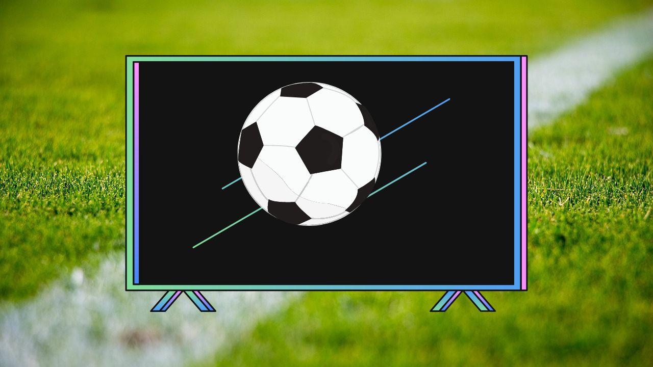 Una televisión con un balón de fútbol sobre un campo