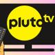 Una mano con mando a distancia apuntando a una pantalla con Pluto TV