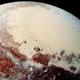 Planeta enano Plutón con una muestra de su superficie helada