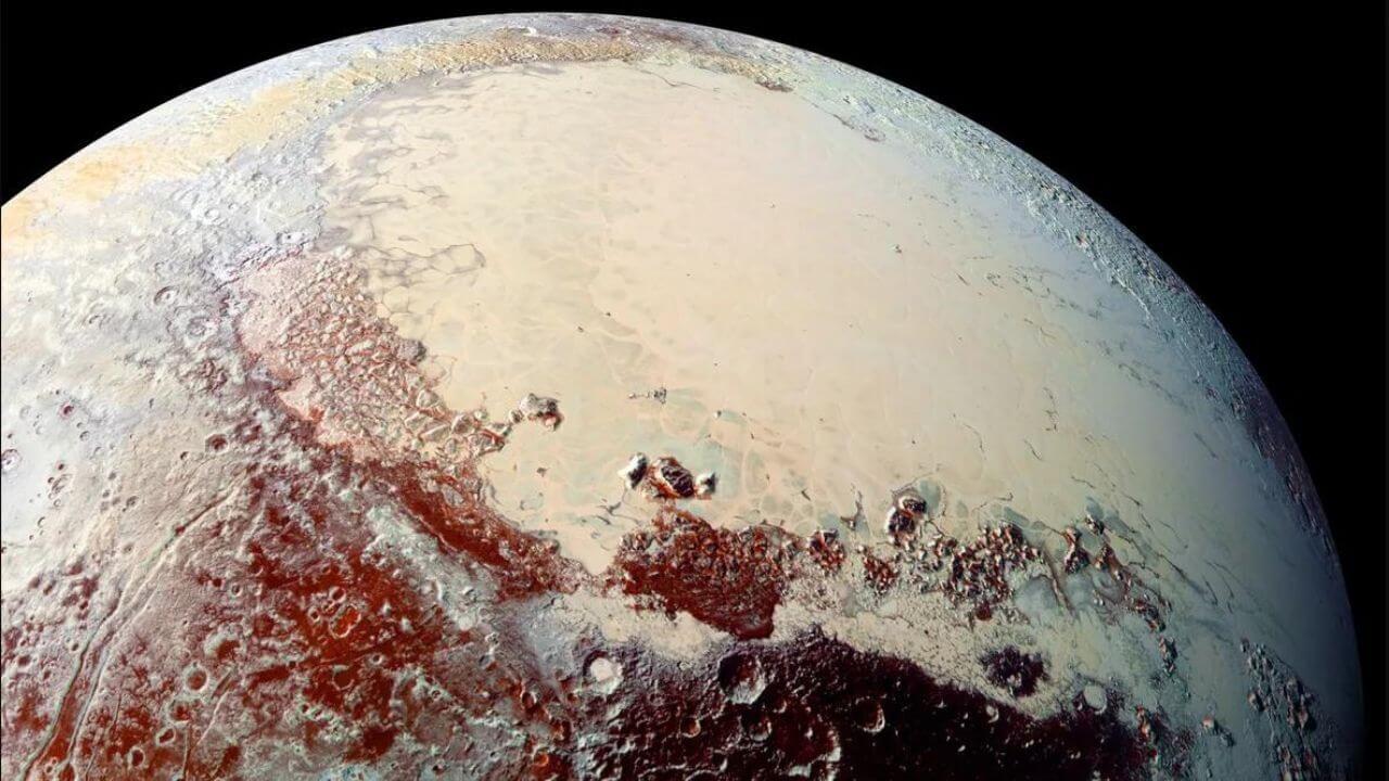 Planeta enano Plutón con una muestra de su superficie helada