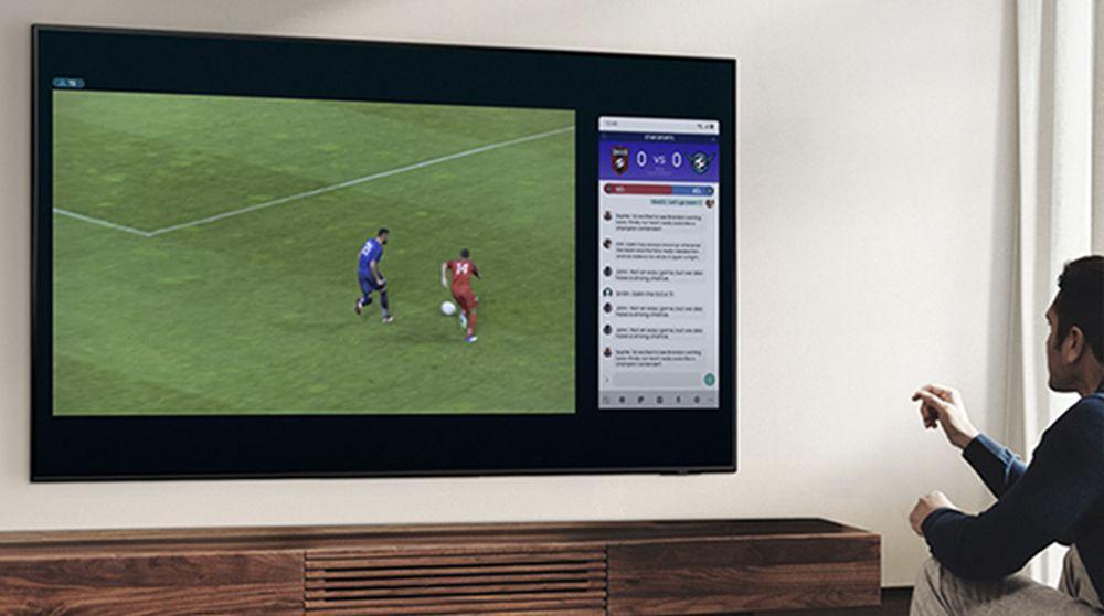 Viendo un partido de fútbol en la Smart TV Samsung QE55QN91B