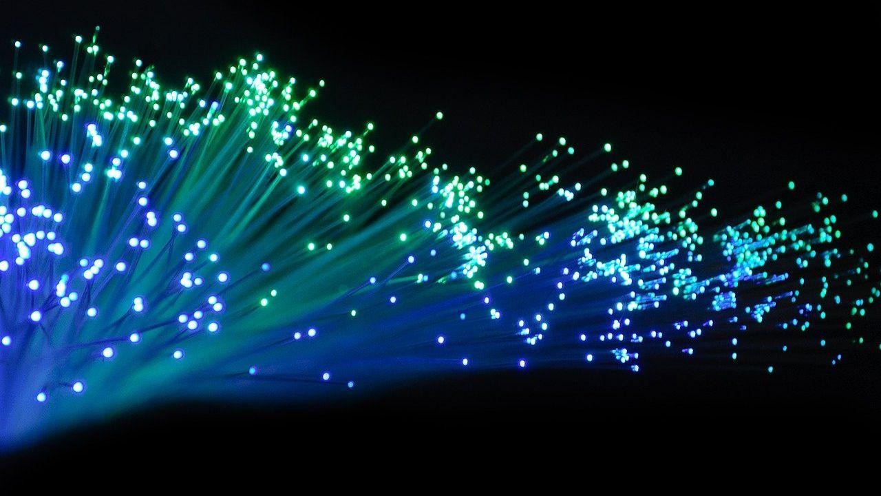 Una conexión de fibra óptica con señal azul y verde