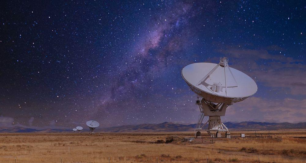 Un grupo de telescopios durante una noche con cielo estrellado