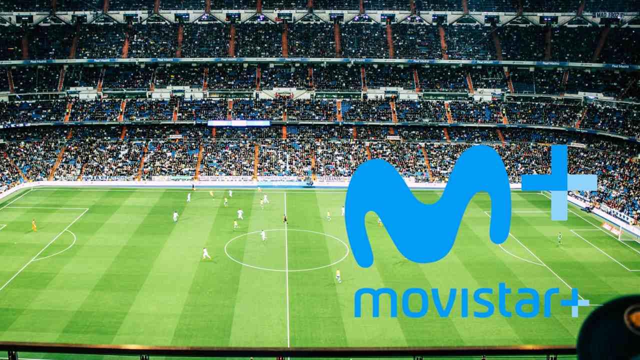 estadio de fútbol y el logo de movistar