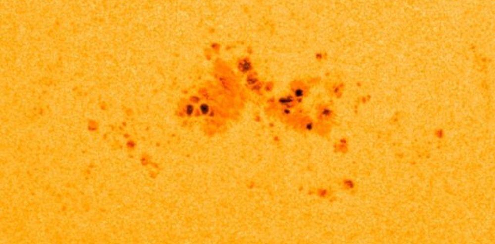 Imagen de la mancha solar AR-3697 que hay en el Sol