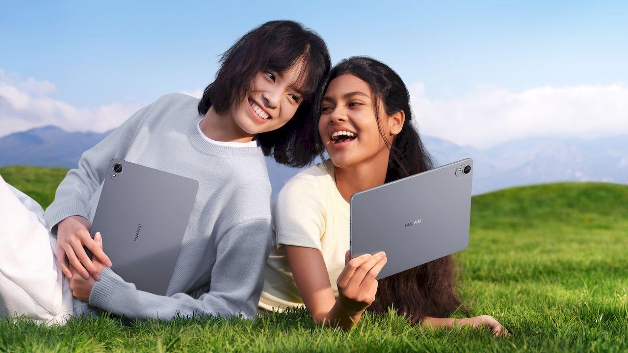 Dos amigas disfrutando de la Huawei MatePad 11.5" S al aire libre