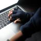 Un hacker lleva a cabo un ataque de phising en el portátil