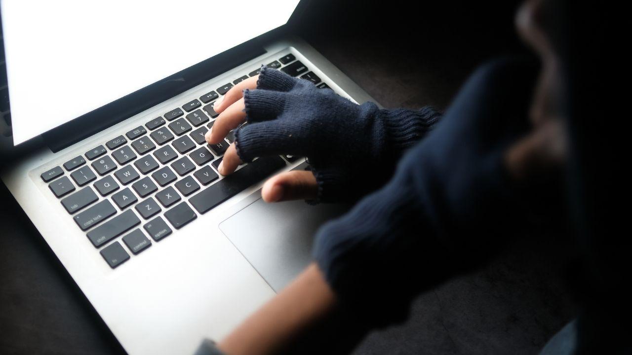 Un hacker lleva a cabo un ataque de phising en el portátil