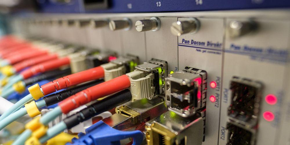 Distintos cables de conexión de fibra a Internet