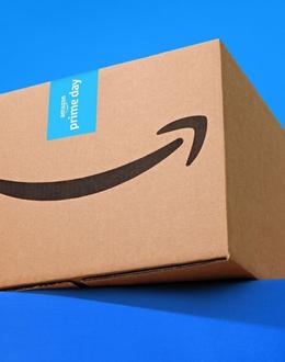 Caja de Amazon con el fondo azul preparada para el Prime Day