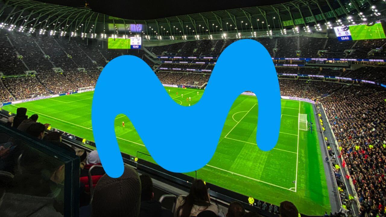 El logo de Movistar sobre un campo de fútbol