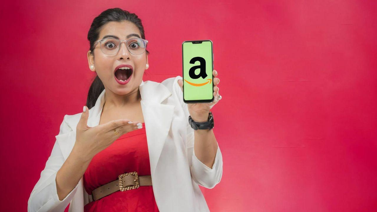Una mujer sorprendida enseña la pantalla de su móvil con el logo de Amazon