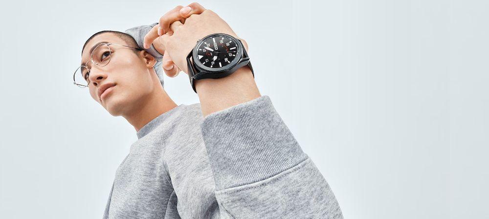 Un chico enseña un reloj Samsung de la familia Watch