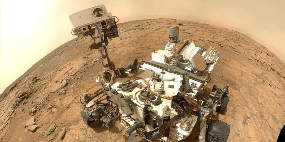 Rover Curiosity explorando la superficie de Marte