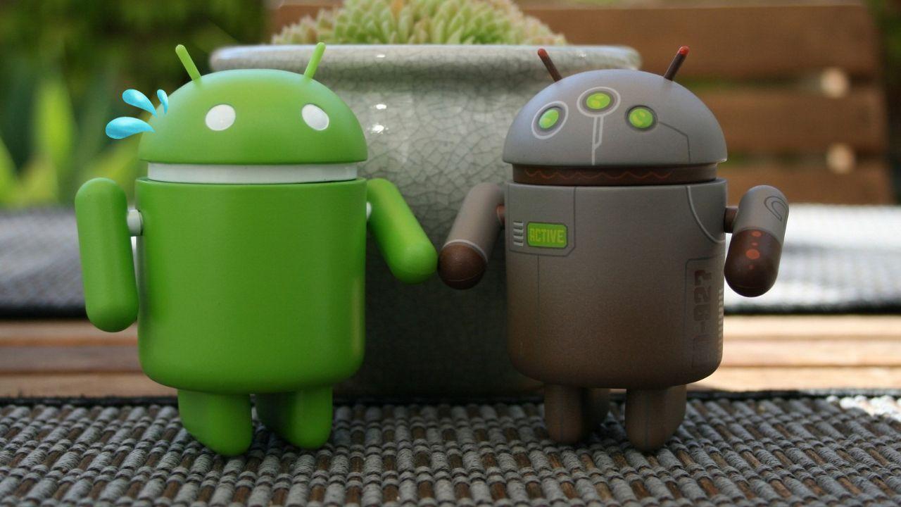 Dos robots distintos de la marca Android de Google