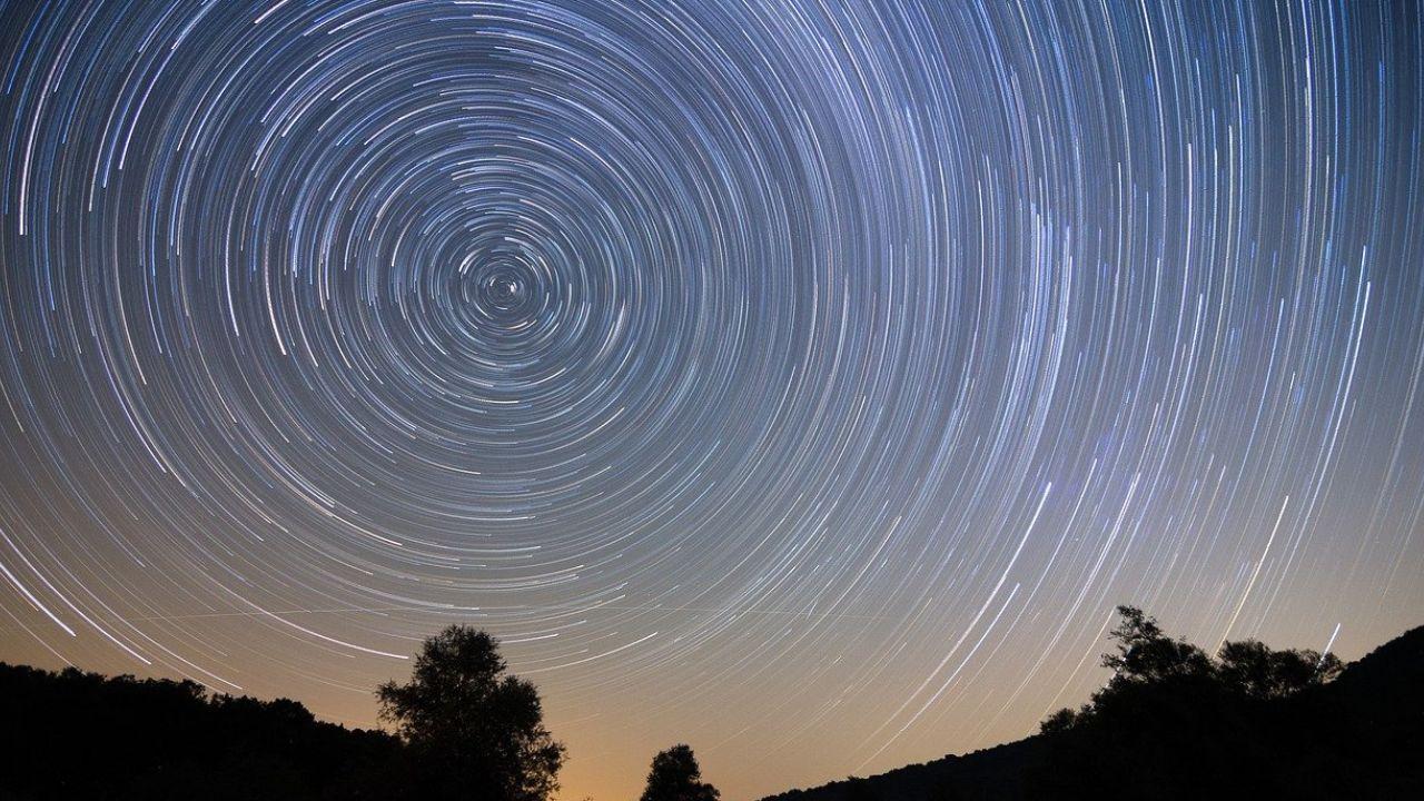 El efecto de rastro que dejan las estrellas en los cielos